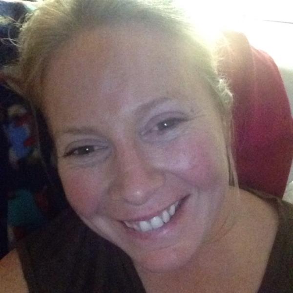 Grote foto ik ben klaar met het alleen zijn contacten en berichten vrouw zoekt man