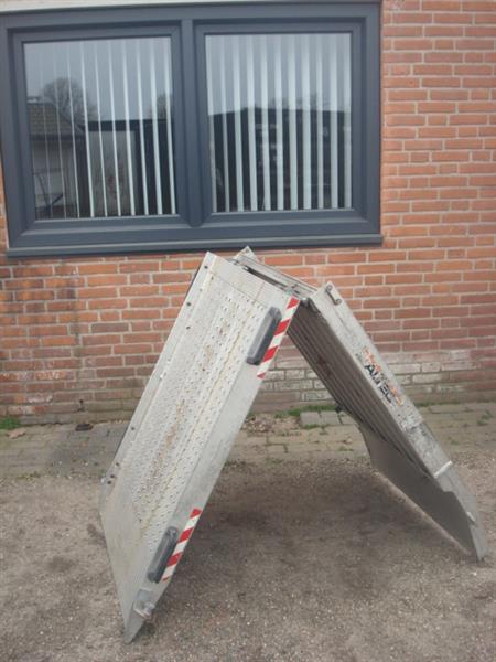 Grote foto altec opklabare auto oprijplaat roelstoelhelling auto diversen gereedschap