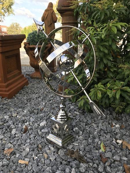 Grote foto prachtige zonnewijzer op voet aluminium vernikkeld decoratie voor binnen en buiten tuin en terras tuindecoratie