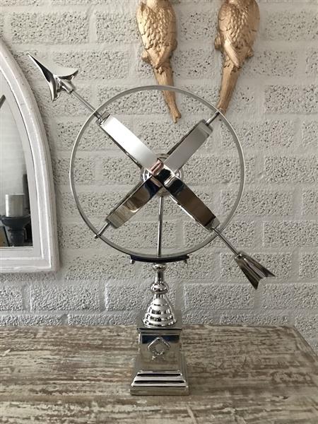 Grote foto prachtige zonnewijzer op voet aluminium vernikkeld decoratie voor binnen en buiten tuin en terras tuindecoratie
