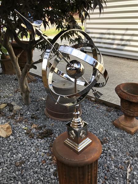 Grote foto prachtige zonnewijzer op voet aluminium vernikkeld decoratie voor binnen en buiten tuin en terras tuindecoratie