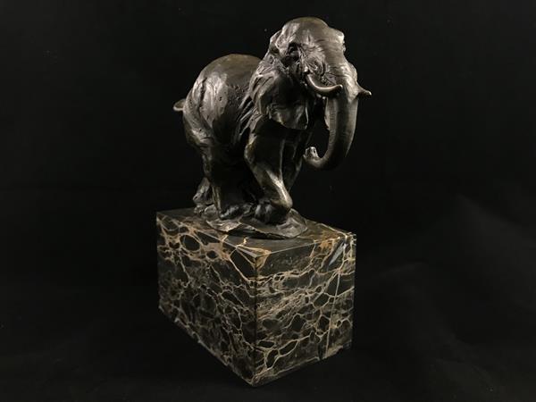 Grote foto een beeld van een olifant bronzen beeld prachtige olifant vervaardigd uit brons tuin en terras tuindecoratie