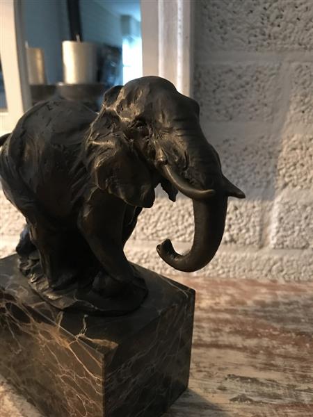 Grote foto een beeld van een olifant bronzen beeld prachtige olifant vervaardigd uit brons tuin en terras tuindecoratie
