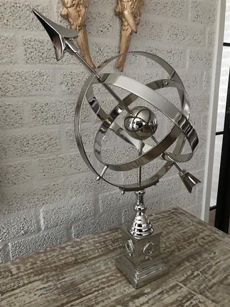 Grote foto prachtige zonnewijzer op voet aluminium vernikkeld decoratie voor binnen en buiten tuin en terras tuindecoratie