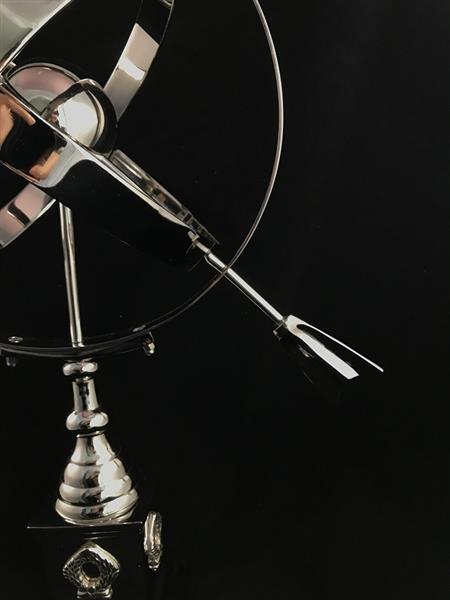 Grote foto prachtige zonnewijzer op voet aluminium vernikkeld decoratie voor binnen en buiten tuin en terras tuindecoratie