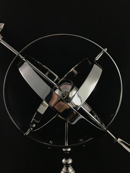 Grote foto prachtige zonnewijzer op voet aluminium vernikkeld decoratie voor binnen en buiten tuin en terras tuindecoratie