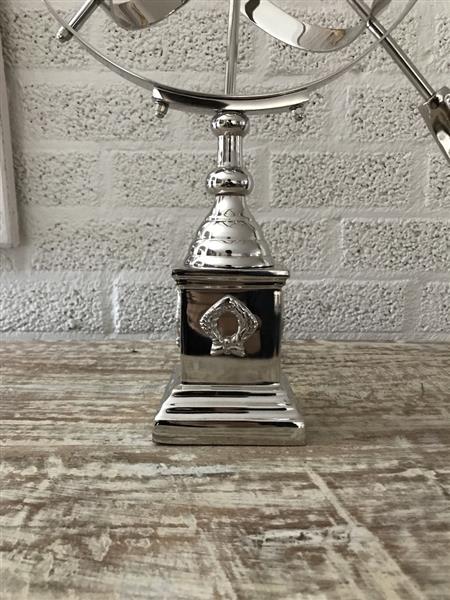 Grote foto prachtige zonnewijzer op voet aluminium vernikkeld decoratie voor binnen en buiten tuin en terras tuindecoratie