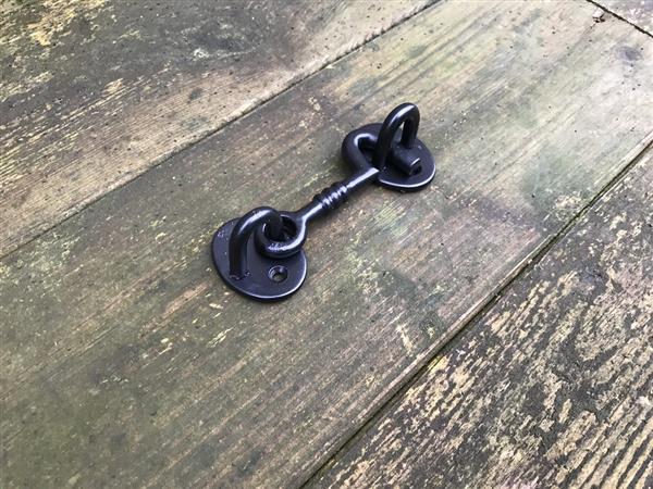 Grote foto een fraaie mat zwarte haak raam poort deur haak windhaak smeedijzer doe het zelf en verbouw materialen en producten