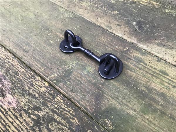 Grote foto een fraaie mat zwarte haak raam poort deur haak windhaak smeedijzer doe het zelf en verbouw materialen en producten