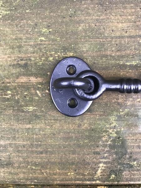 Grote foto een fraaie mat zwarte haak raam poort deur haak windhaak smeedijzer doe het zelf en verbouw materialen en producten