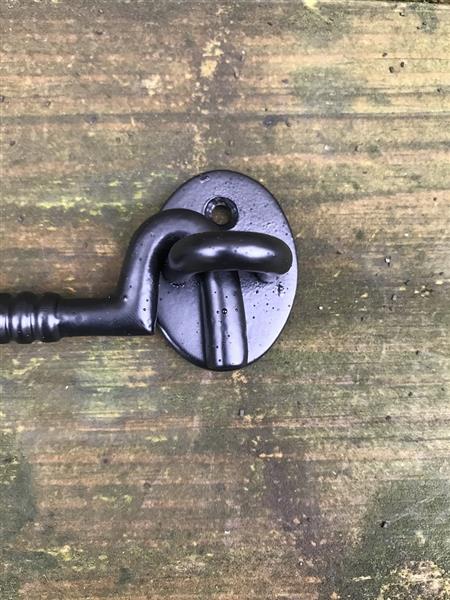 Grote foto een fraaie mat zwarte haak raam poort deur haak windhaak smeedijzer doe het zelf en verbouw materialen en producten