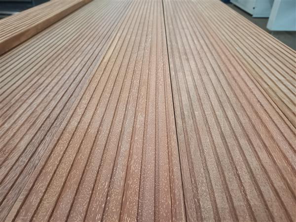 Grote foto 35x180 mm azob antislip 300 cm doe het zelf en verbouw hout en planken