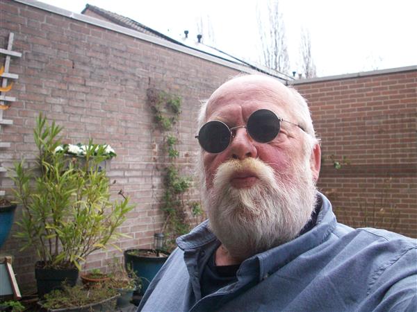 Grote foto op gezicht zitten nieuwsgierige meid welkom erotiek man zoekt vrouwelijke sekspartner