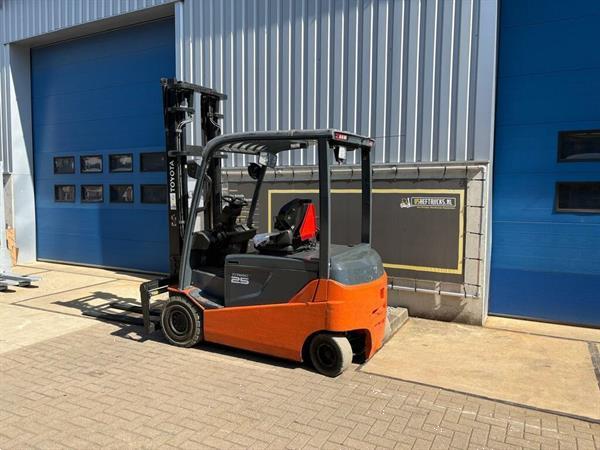 Grote foto vs 22801 elektrische heftruck toyota 8fmbt25 agrarisch heftrucks