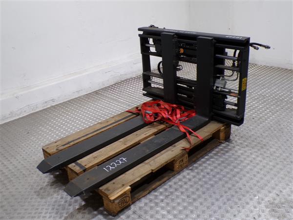 Grote foto griptech shift2end vorkversteller met schuifvorken agrarisch heftrucks