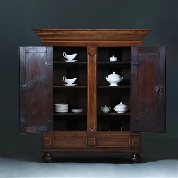 Grote foto stoere 17e eeuwse 2 deurs kast op bolpoten prachtige patina oude kleur no.371405 antiek en kunst stoelen en banken