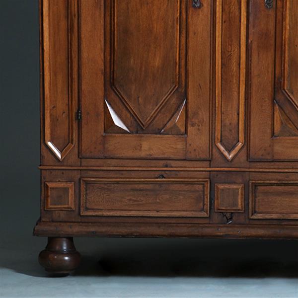 Grote foto stoere 17e eeuwse 2 deurs kast op bolpoten prachtige patina oude kleur no.371405 antiek en kunst stoelen en banken