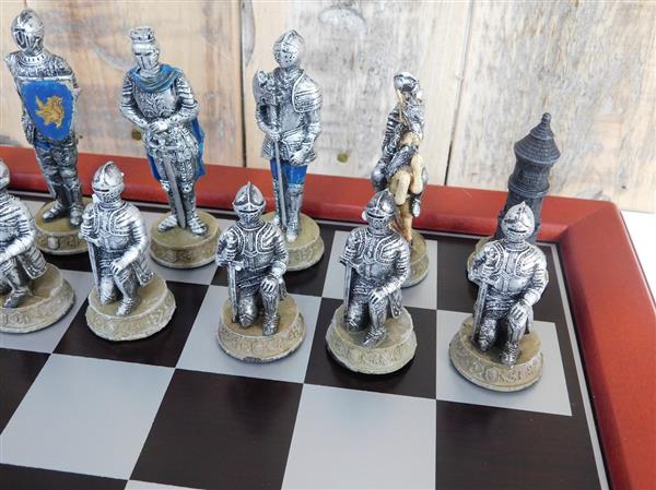 Grote foto een schaakspel met als thema medieval knights fraaie schaakstukken als middeleeuwse ridders tuin en terras tuindecoratie