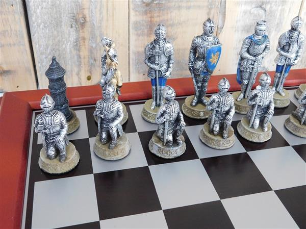 Grote foto een schaakspel met als thema medieval knights fraaie schaakstukken als middeleeuwse ridders tuin en terras tuindecoratie