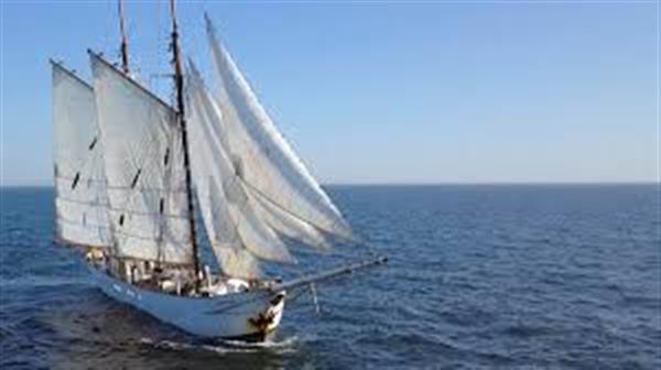 Grote foto ga mee op een traditioneel vrachtzeilschip . vakantie vakantie als vrijwilliger