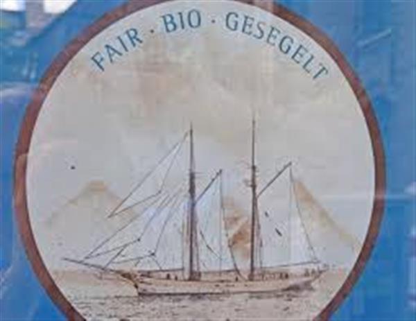 Grote foto ga mee op een traditioneel vrachtzeilschip . vakantie vakantie als vrijwilliger