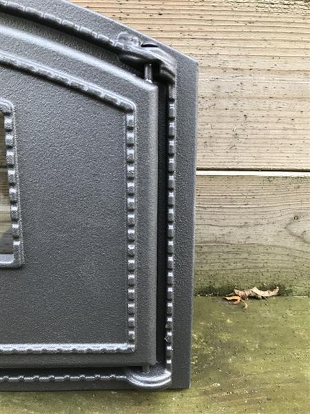 Grote foto ovendeur voor de kachel of oven met een temperatuur meter en een hittebestendig handvat gemaakt van huis en inrichting kachels en openhaarden