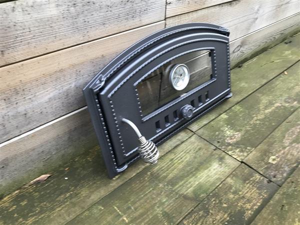 Grote foto ovendeur voor de kachel of oven met een temperatuur meter en een hittebestendig handvat gemaakt van huis en inrichting kachels en openhaarden