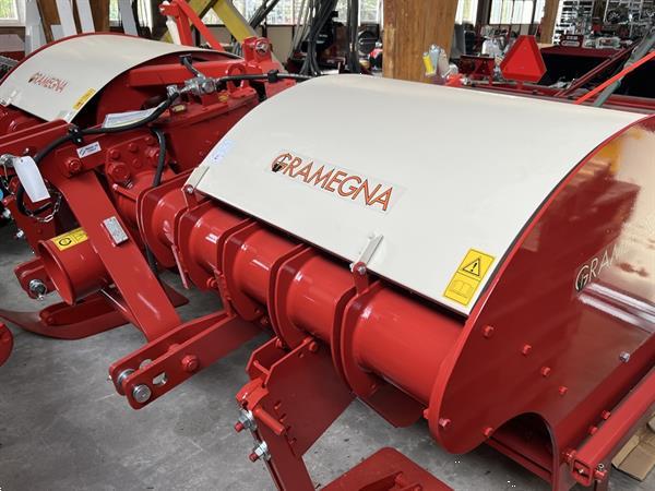 Grote foto gramegna krukasspitmachine type 36x 300 met zijhef agrarisch akkerbouw