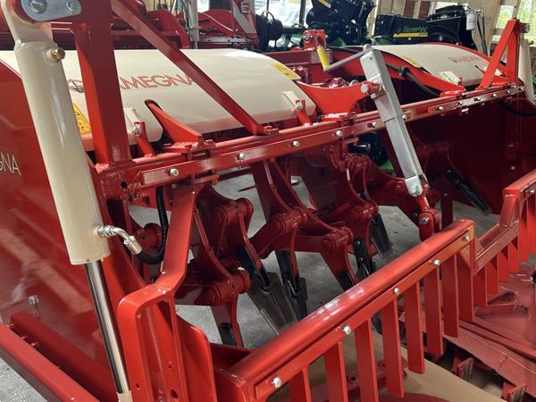 Grote foto gramegna krukasspitmachine type 36x 300 met zijhef agrarisch akkerbouw