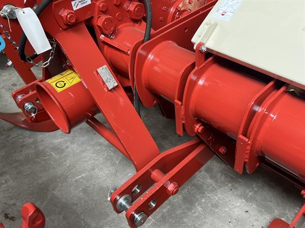 Grote foto gramegna krukasspitmachine type 36x 300 met zijhef agrarisch akkerbouw