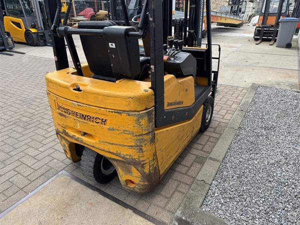 Grote foto vs 22792 elektrische triplex heftruck jungheinrich agrarisch heftrucks