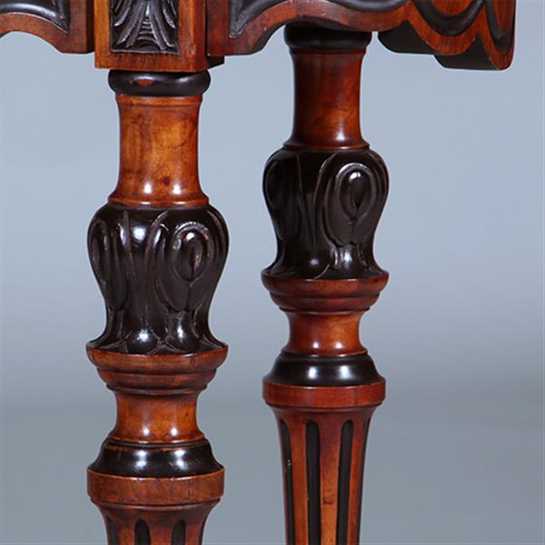 Grote foto kordate willem iii bijzettafel in noten met zwart bijzonder gedetailleerd en gesneden no.400935 antiek en kunst stoelen en banken