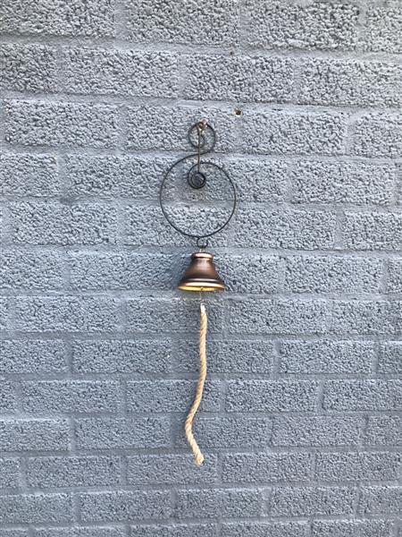 Grote foto een mooie deurbel hangende voor een deur erg leuk doe het zelf en verbouw materialen en producten