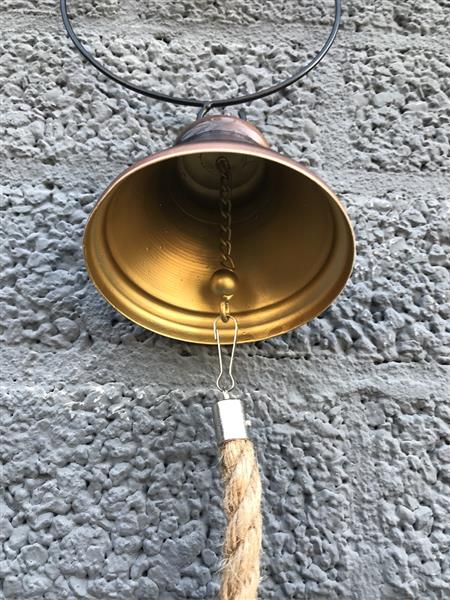 Grote foto een mooie deurbel hangende voor een deur erg leuk doe het zelf en verbouw materialen en producten