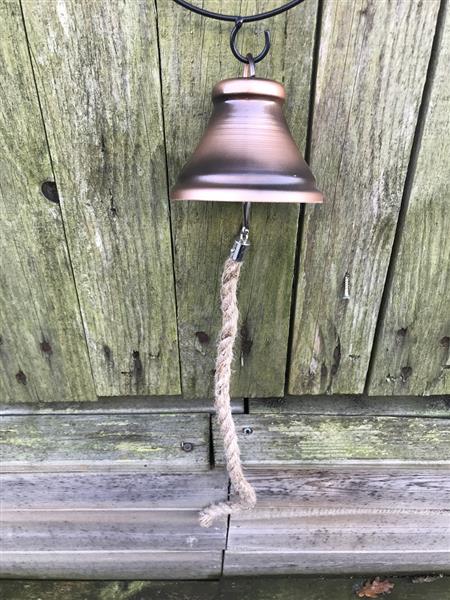 Grote foto een mooie deurbel hangende voor een deur erg leuk doe het zelf en verbouw materialen en producten