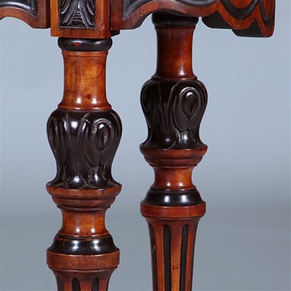 Grote foto kordate willem iii bijzettafel in noten met zwart bijzonder gedetailleerd en gesneden no.400935 antiek en kunst stoelen en banken