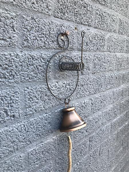 Grote foto een mooie deurbel hangende voor een deur erg leuk doe het zelf en verbouw materialen en producten