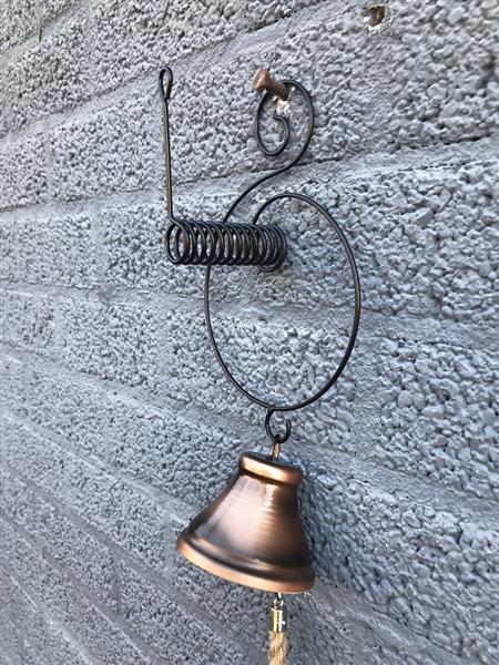 Grote foto een mooie deurbel hangende voor een deur erg leuk doe het zelf en verbouw materialen en producten