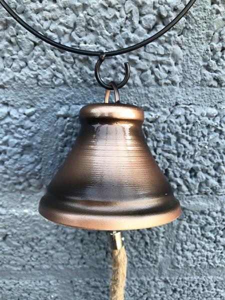 Grote foto een mooie deurbel hangende voor een deur erg leuk doe het zelf en verbouw materialen en producten