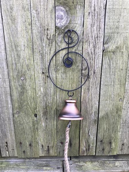 Grote foto een mooie deurbel hangende voor een deur erg leuk doe het zelf en verbouw materialen en producten