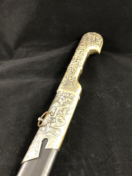 Grote foto prachtig degelijk en sierlijke sabel zwaard met mooi versierde schede. huis en inrichting woningdecoratie