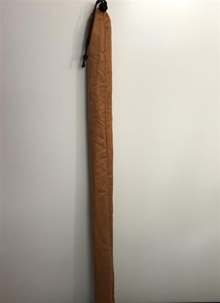 Grote foto prachtig degelijk en sierlijke sabel zwaard met mooi versierde schede. huis en inrichting woningdecoratie