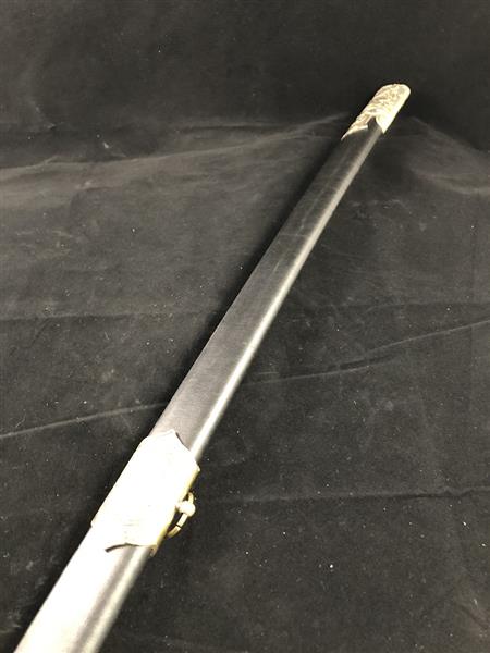 Grote foto prachtig degelijk en sierlijke sabel zwaard met mooi versierde schede. huis en inrichting woningdecoratie