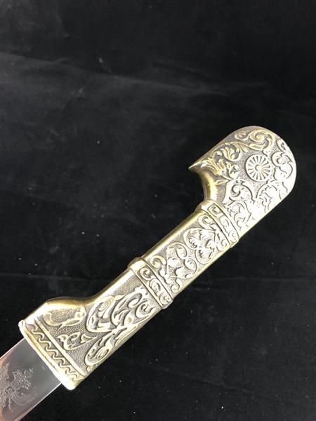 Grote foto prachtig degelijk en sierlijke sabel zwaard met mooi versierde schede. huis en inrichting woningdecoratie