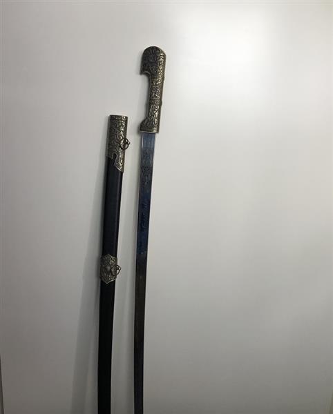 Grote foto prachtig degelijk en sierlijke sabel zwaard met mooi versierde schede. huis en inrichting woningdecoratie