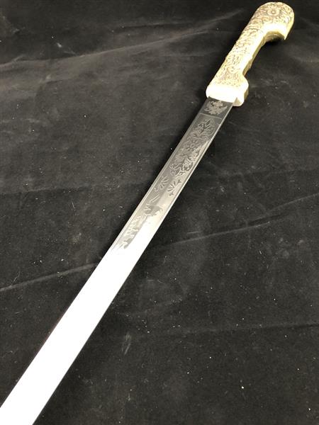 Grote foto prachtig degelijk en sierlijke sabel zwaard met mooi versierde schede. huis en inrichting woningdecoratie