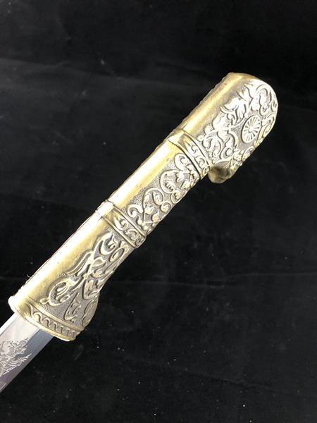 Grote foto prachtig degelijk en sierlijke sabel zwaard met mooi versierde schede. huis en inrichting woningdecoratie