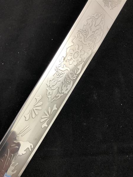 Grote foto prachtig degelijk en sierlijke sabel zwaard met mooi versierde schede. huis en inrichting woningdecoratie