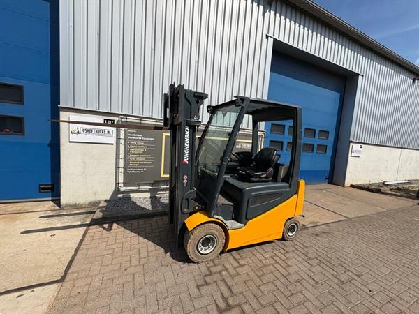 Grote foto vs 22834 elektrische triplex heftruck jungheinrich efg 425ks agrarisch heftrucks