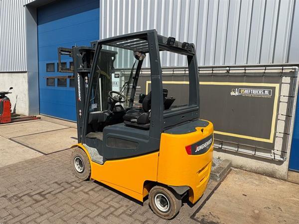 Grote foto vs 22834 elektrische triplex heftruck jungheinrich efg 425ks agrarisch heftrucks